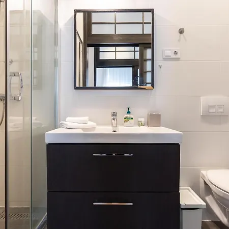 Bright Two-bedroom By The New York Palace *