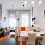 Bright Two-bedroom By The New York Palace Apartamento Budapest