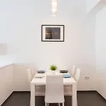 Bright Two-bedroom By The New York Palace Apartamento Budapest