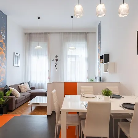 Bright Two-bedroom By The New York Palace Appartement Boedapest