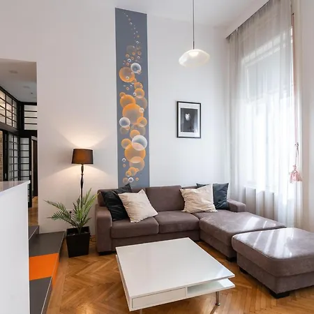 Bright Two-bedroom By The New York Palace