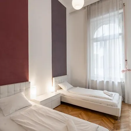 Bright Two-bedroom By The New York Palace
