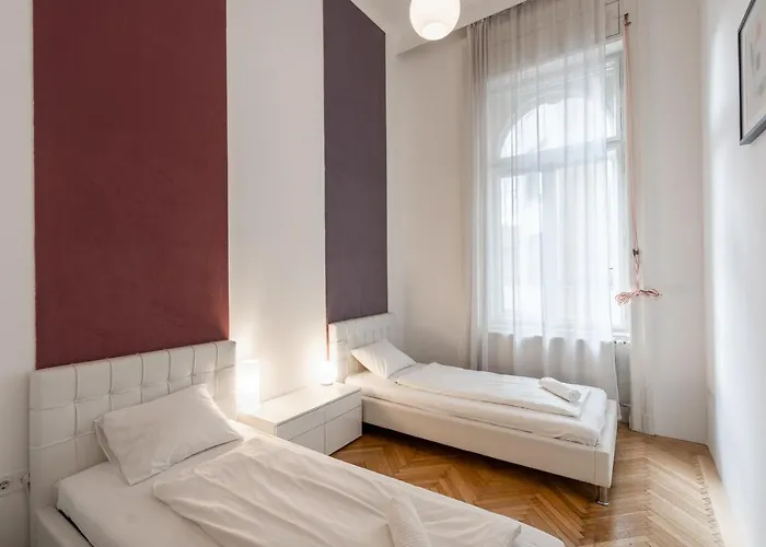 Bright Two-bedroom By The New York Palace