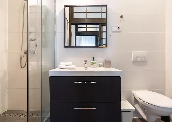 Bright Two-bedroom By The New York Palace *